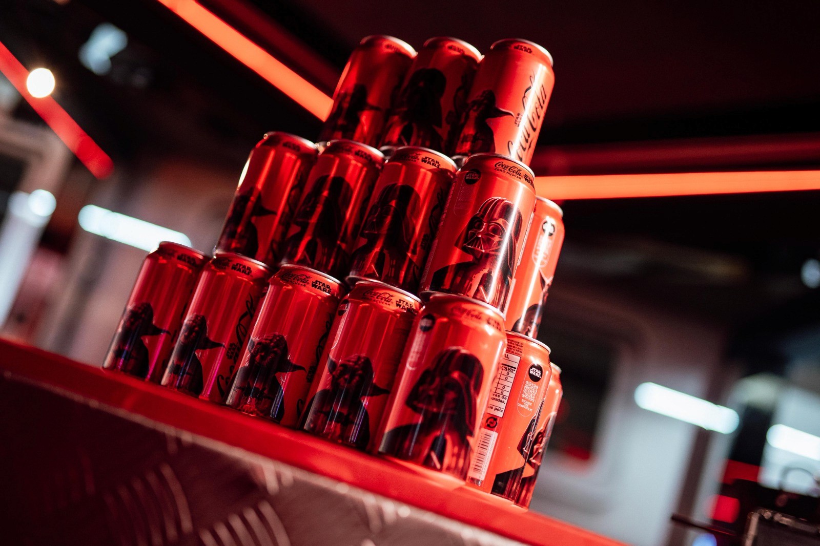 Coca-Cola e Star Wars lançam campanha com latas colecionáveis e com realidade aumentada no Brasil