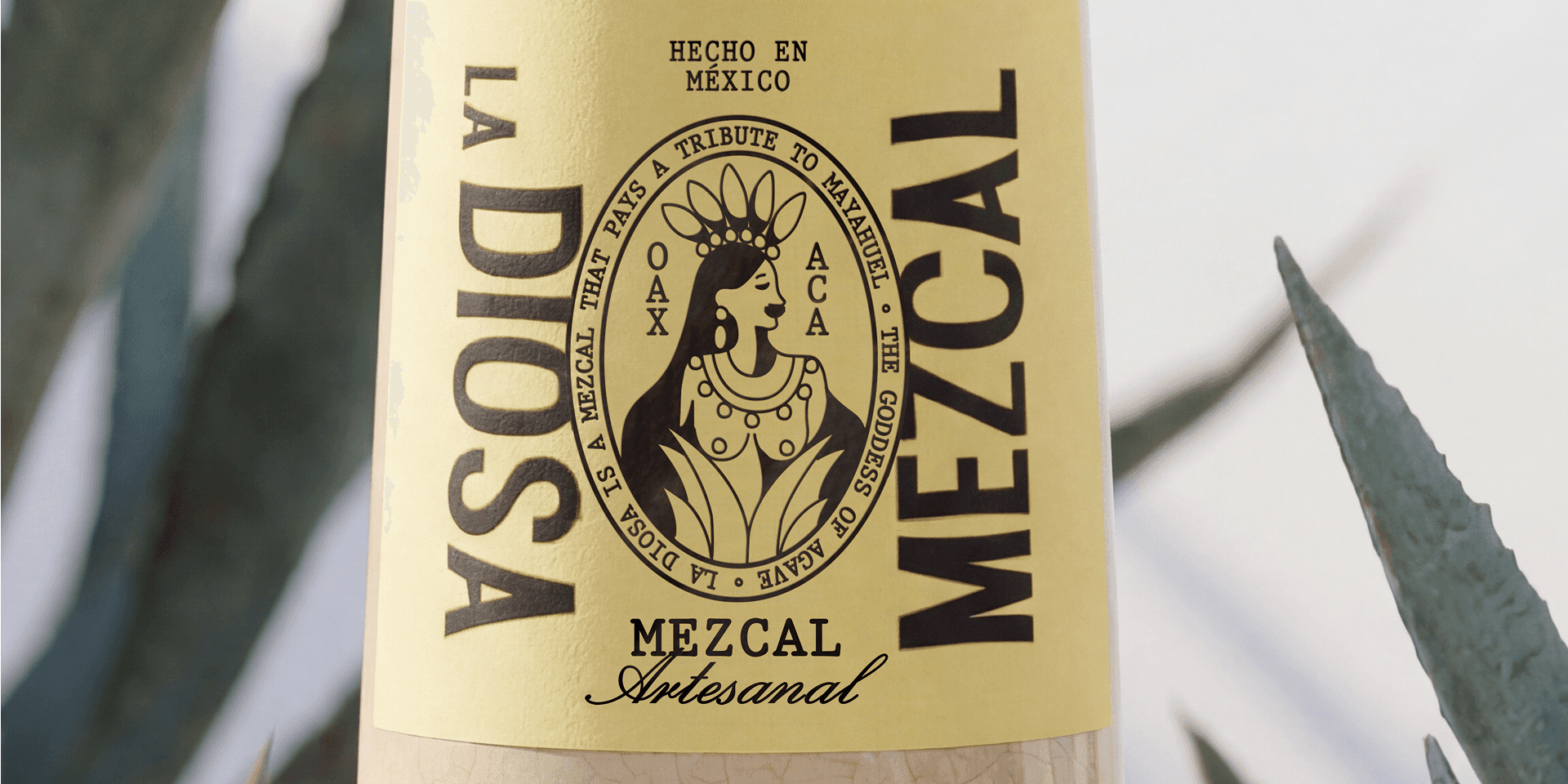 Markenwelt La Diosa Mezcal – Flaschenetikett mit illustrierter Frauenfigur „La Diosa", „Hecho en México, Mezcal Artesanal".