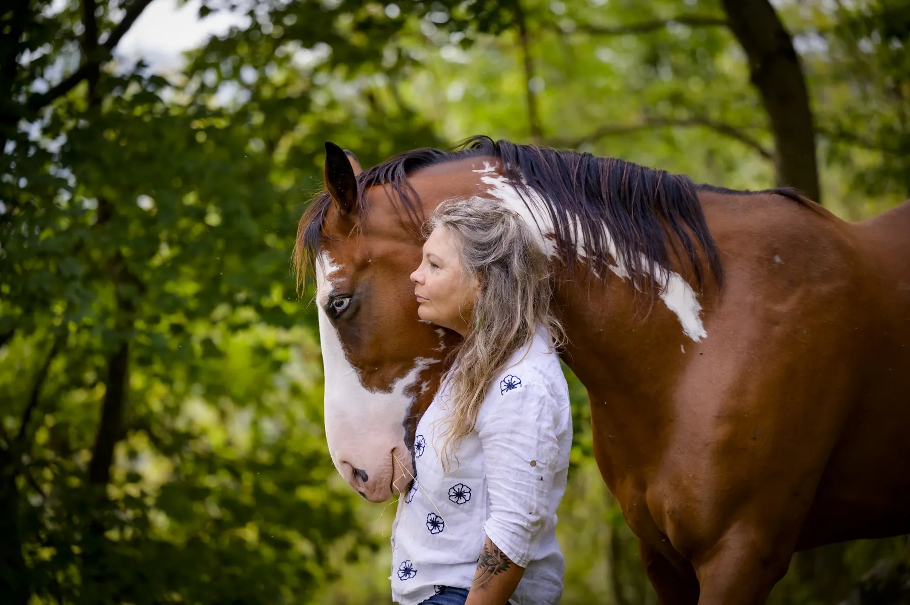 Daya accanto a un cavallo nel verde, in un momento di vicinanza e ascolto