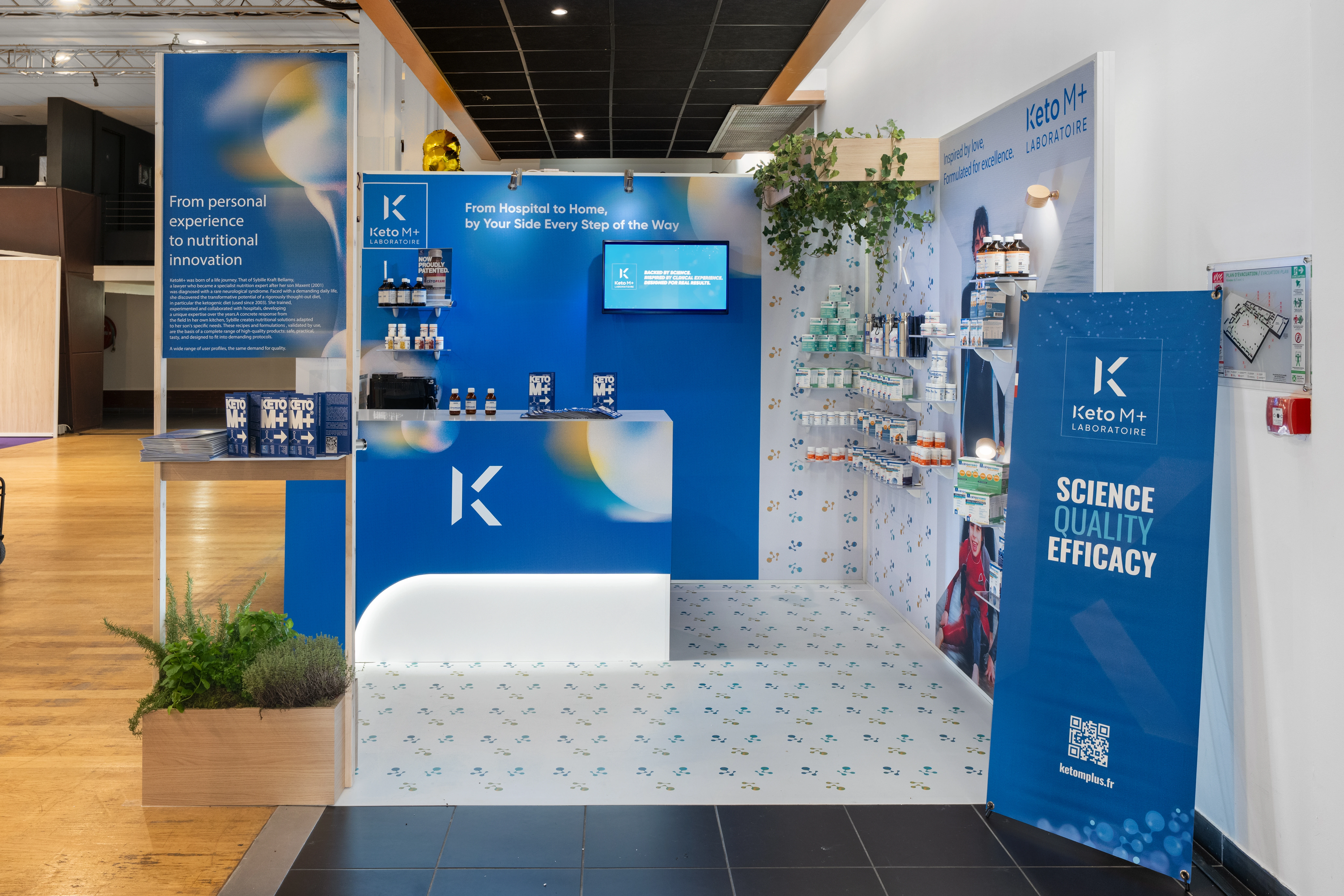  vue d’ensemble du stand Keto M+ au Global Keto Paris 2025 avec sol imprimé et structure bois végétalisée