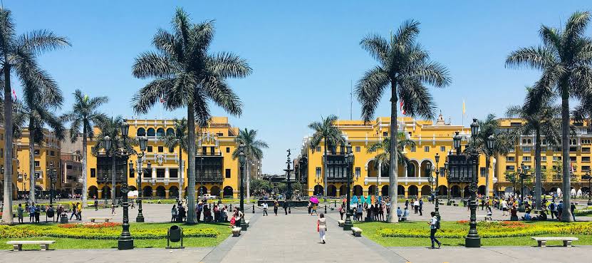 An outdoor market in Colombia