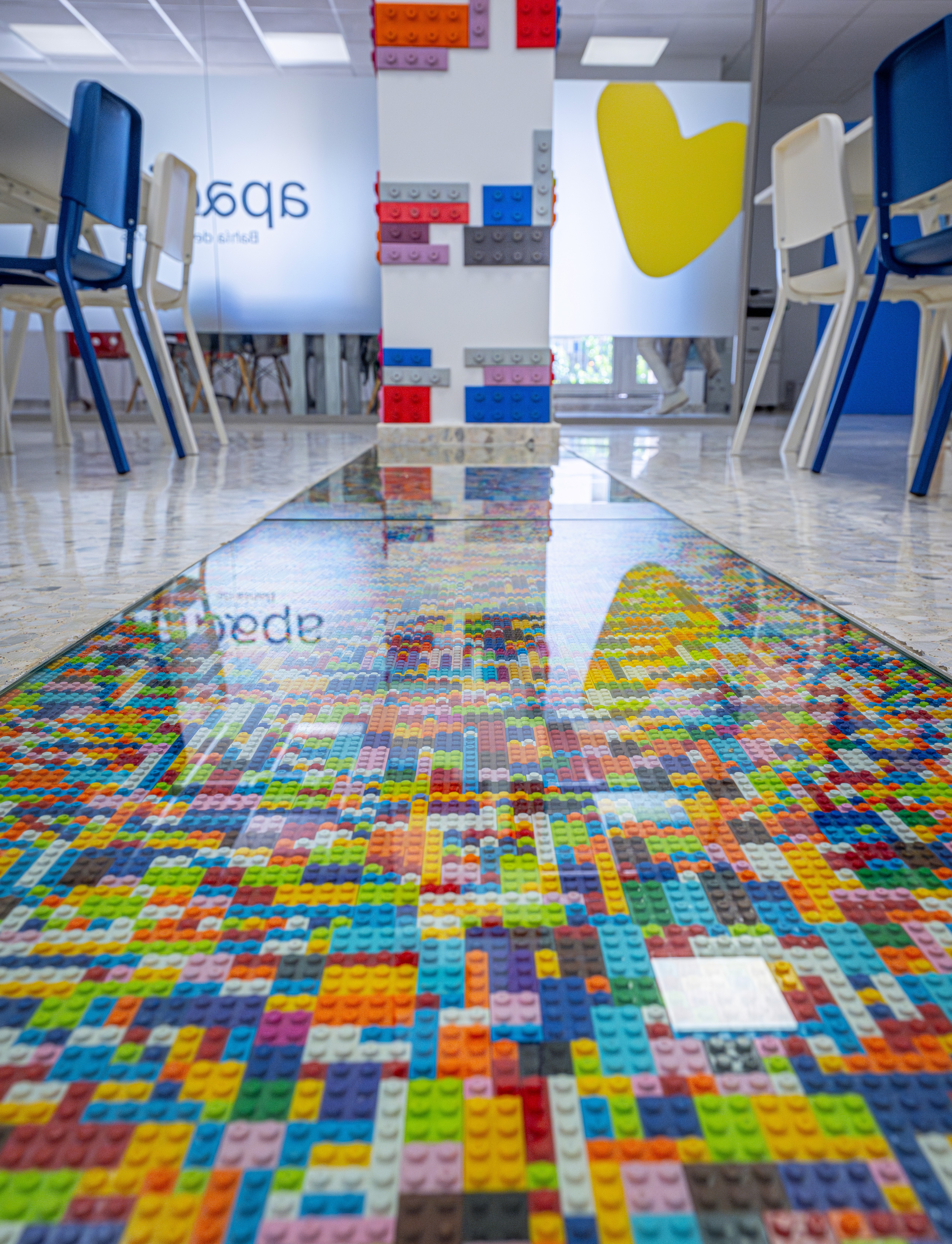 Logotipo formado por las palabras weuta en blanco sobre fondo naranja corporativo.