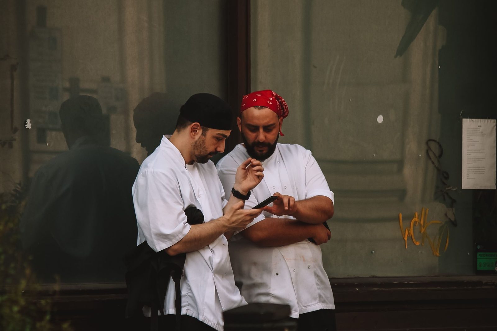 طباخين يراجعون طلب على الجوال