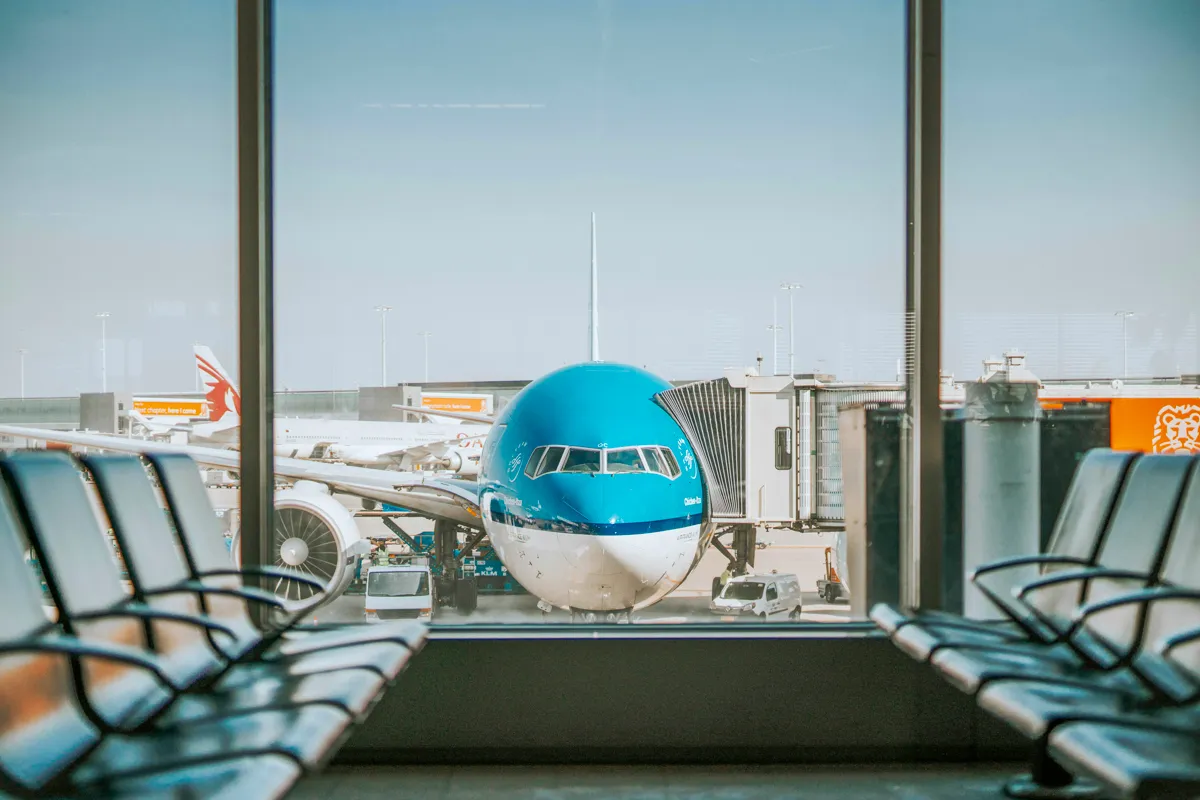 Avião visto da sala de embarque de um aeroporto — transferes aeroporto Porto, Vigo e Lisboa · Táxi Afonso · 11 Moledo e Cristelo