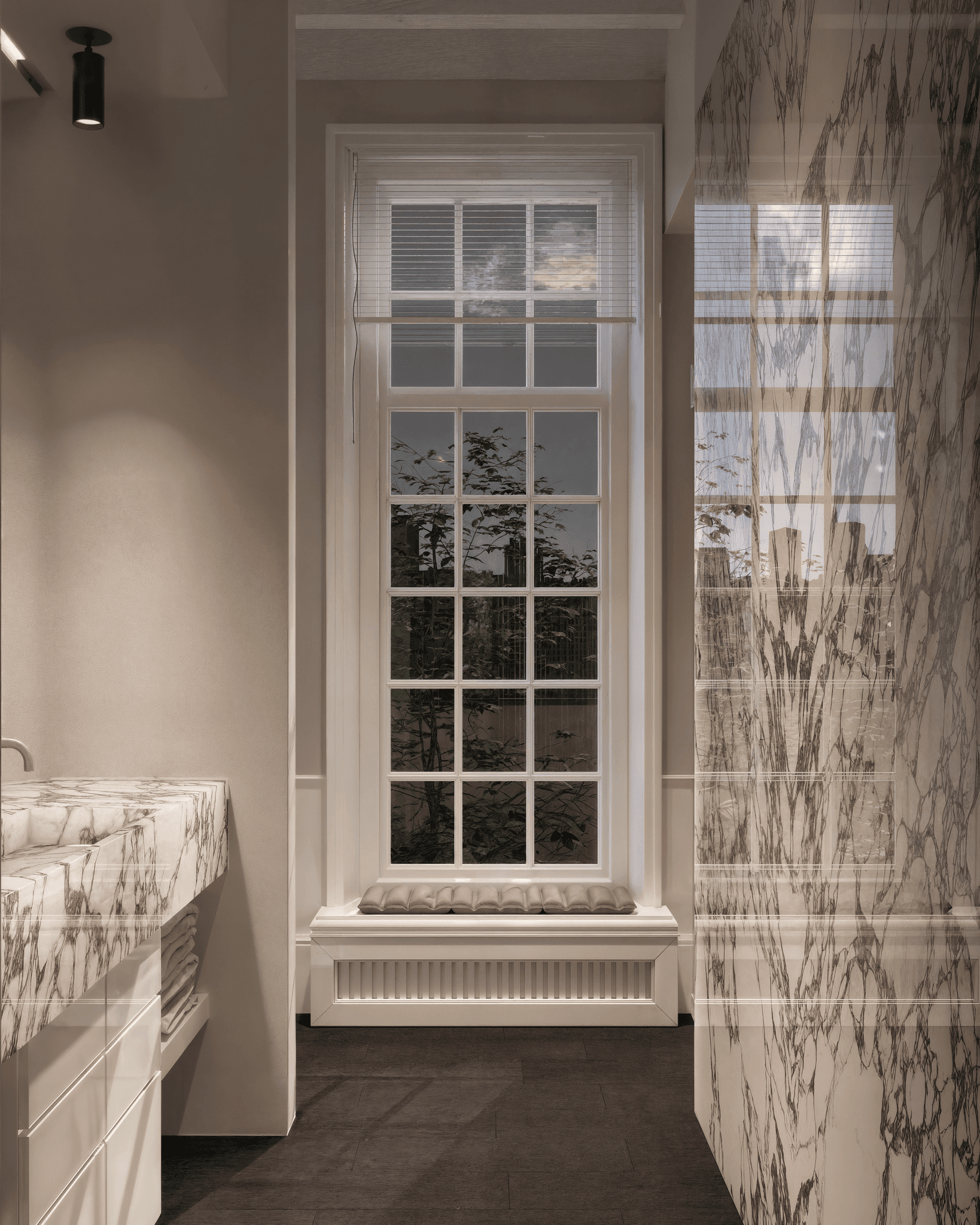 Slaapkamer met zichtbaar balkenplafond, zacht textiel en kunst boven het bed in neutrale tinten.