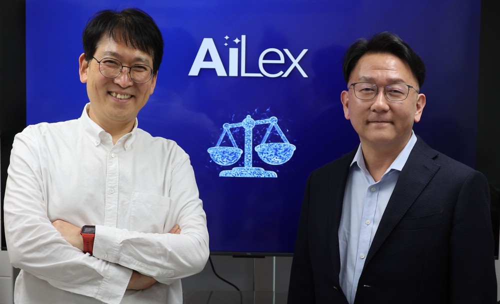 김윤우·장일준(오른쪽) A2D2 공동 대표가 인터뷰에 앞서 기념촬영을 하고 있다.   이승환 기자