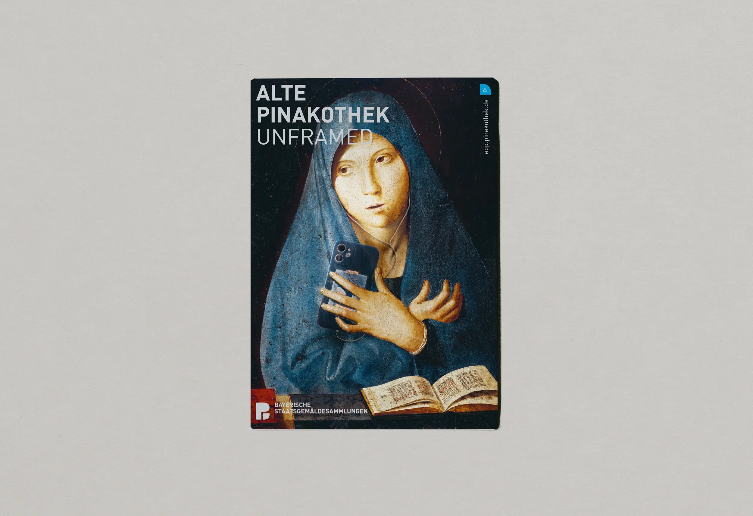 Hochformat-Keyvisual: Verkündigungs-Motiv mit Smartphone und Ohrhörern, Aufschrift „Alte Pinakothek Unframed“ und app.pinakothek.de.