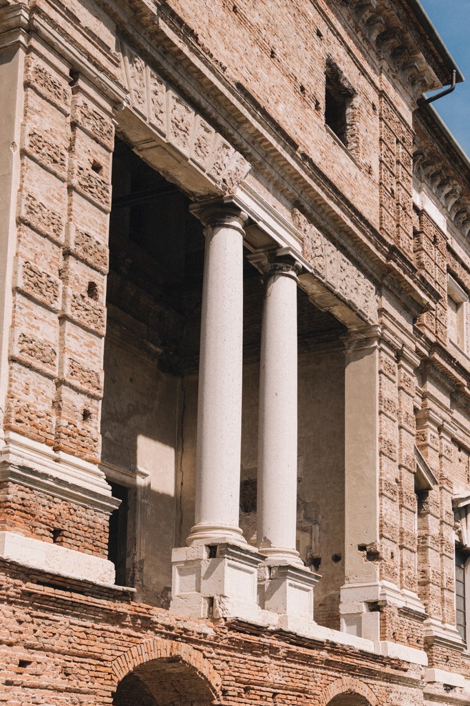 Dettaglio colonne facciata Villa La Favorita - matrimonio Rebecca e Giorgio