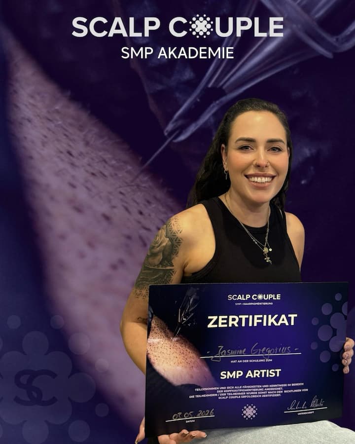 Jasmine Gregorius hält ihr Zertifikat als SMP Artist der Scalp Couple Akademie, Mai 2026