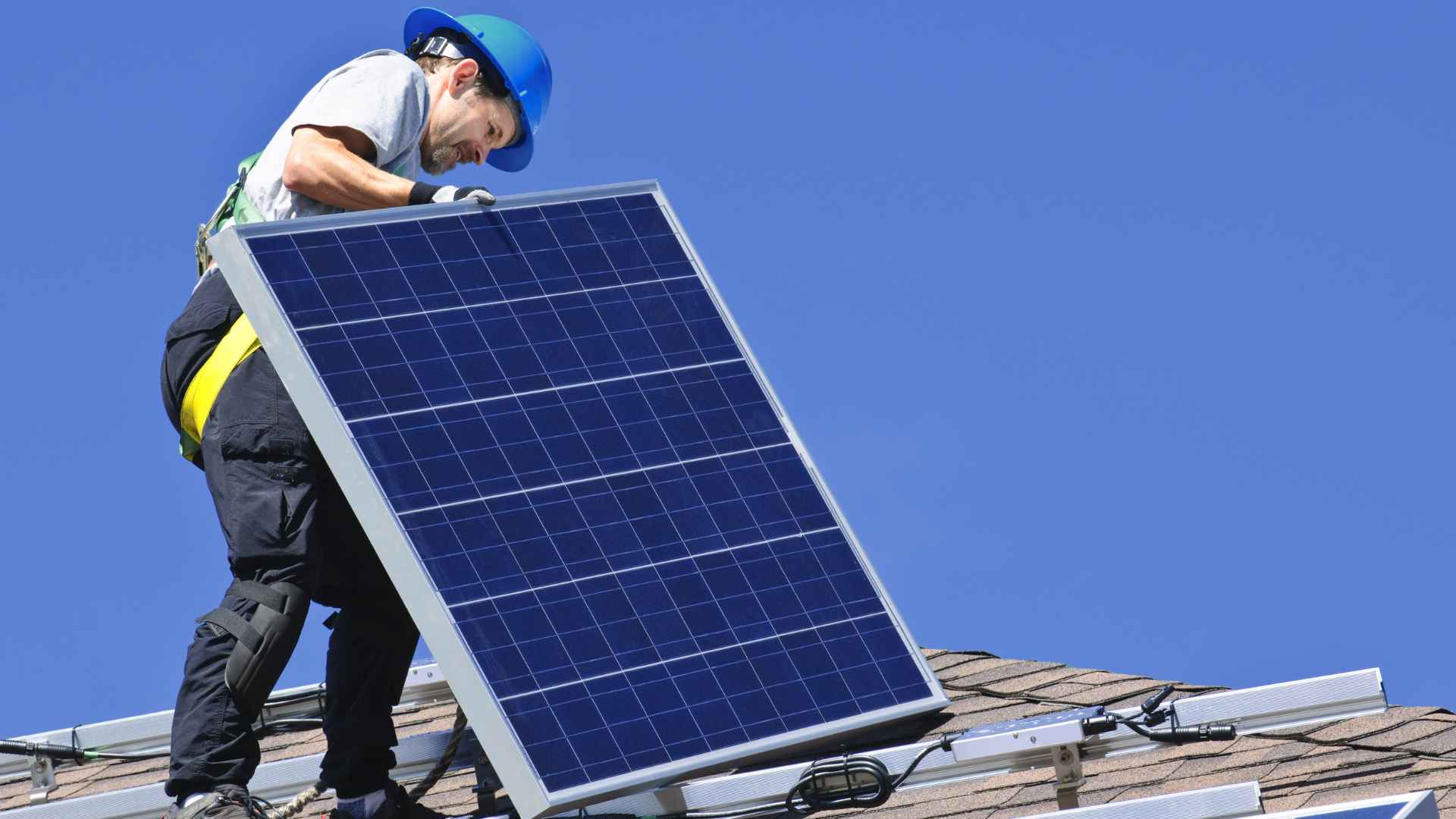 Conexión de paneles solares: cómo se conecta tu sistema al techo, al inversor y a la red eléctrica
