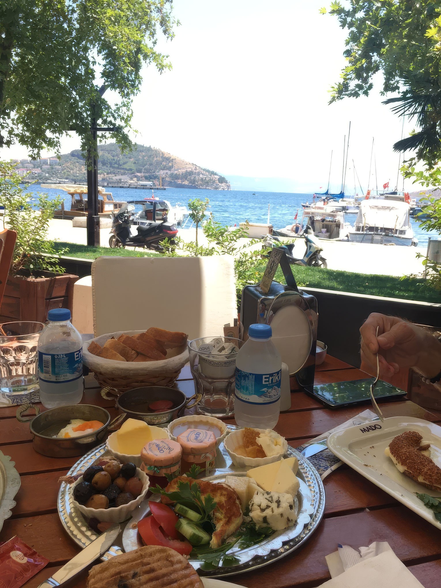 Deniz kenarında serpme kahvaltı