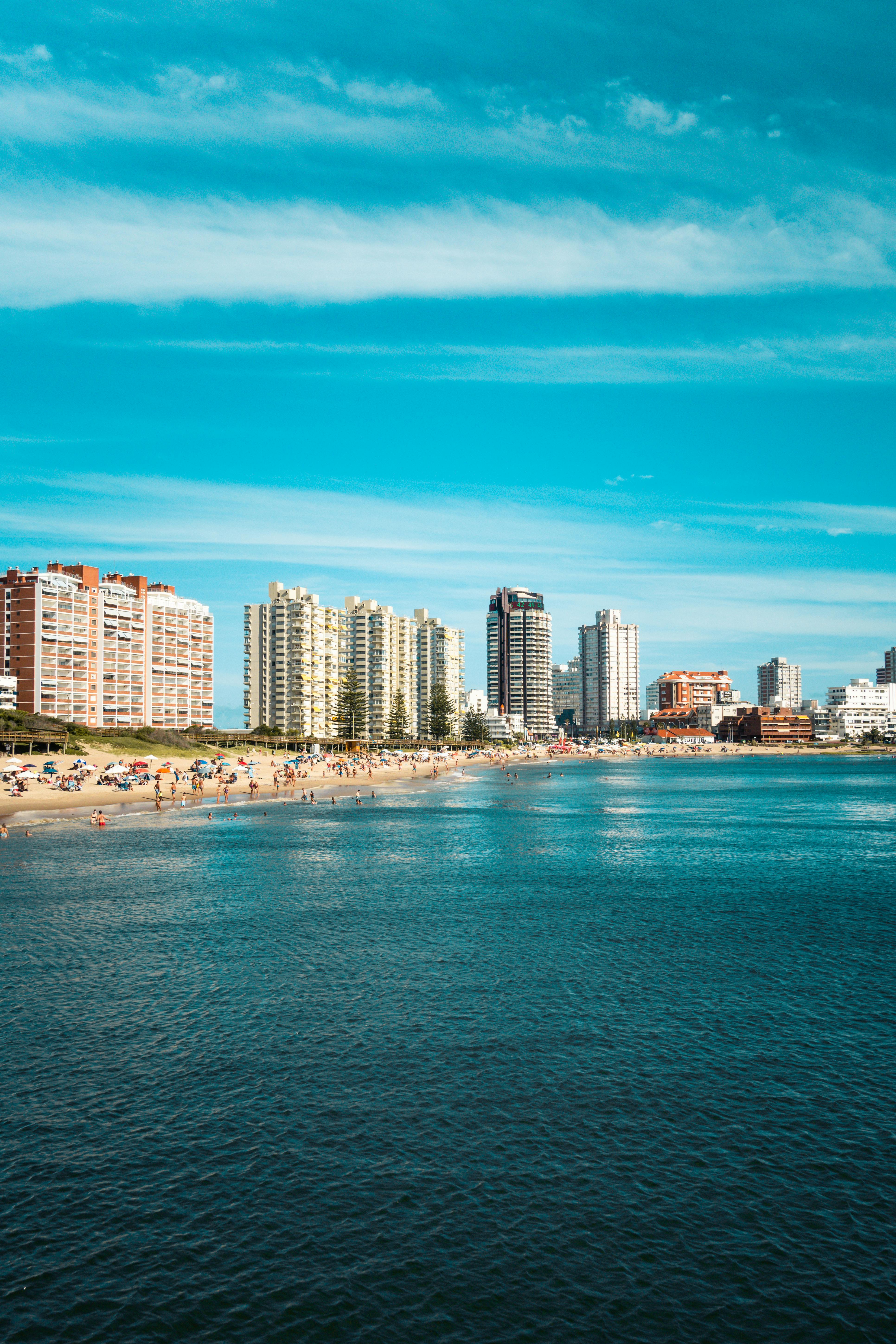 Vista aérea de Punta del Este con la costa y una lancha en el mar, uno de los destinos turísticos de Uruguay destacados en la app Rundary.