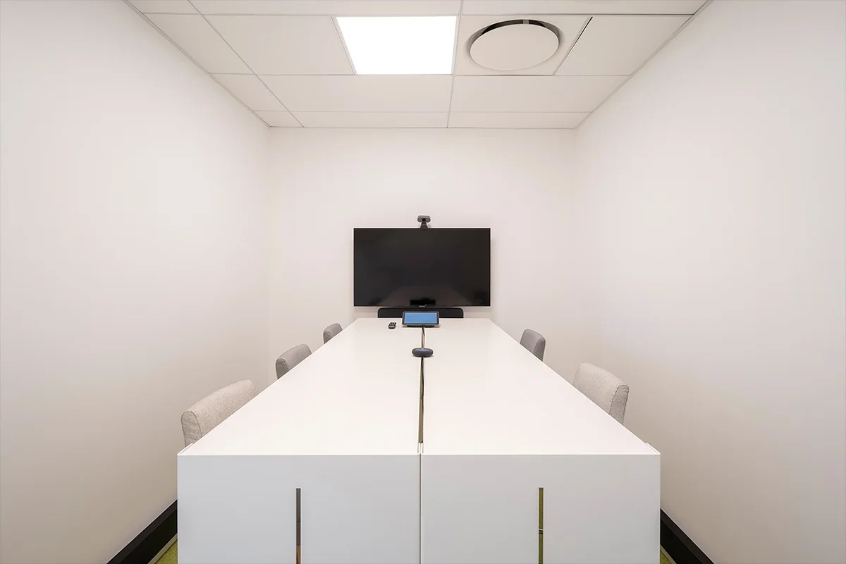 Salle de visioconférence minimaliste blanche et équipée — photographe architecture intérieure Lille | Anteale Yann Manac’h