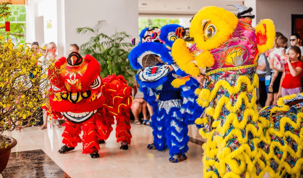 香港公司開張醒獅表演,紅藍黃三色舞獅隊伍助慶開幕典禮及展覽活動,展現專業喜慶統籌現場。