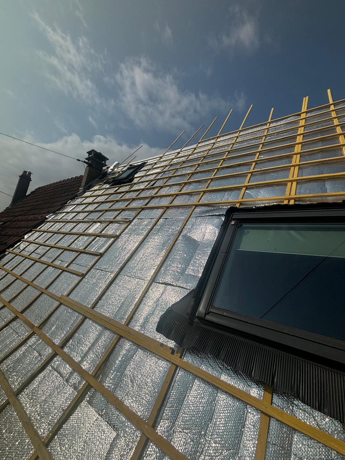 Velux motorisé intégré toiture traditionnelle pierre de Jaumont