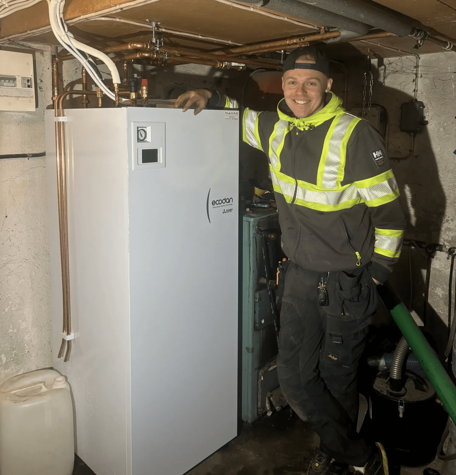 Marcus jobbar med värmepump hos kund