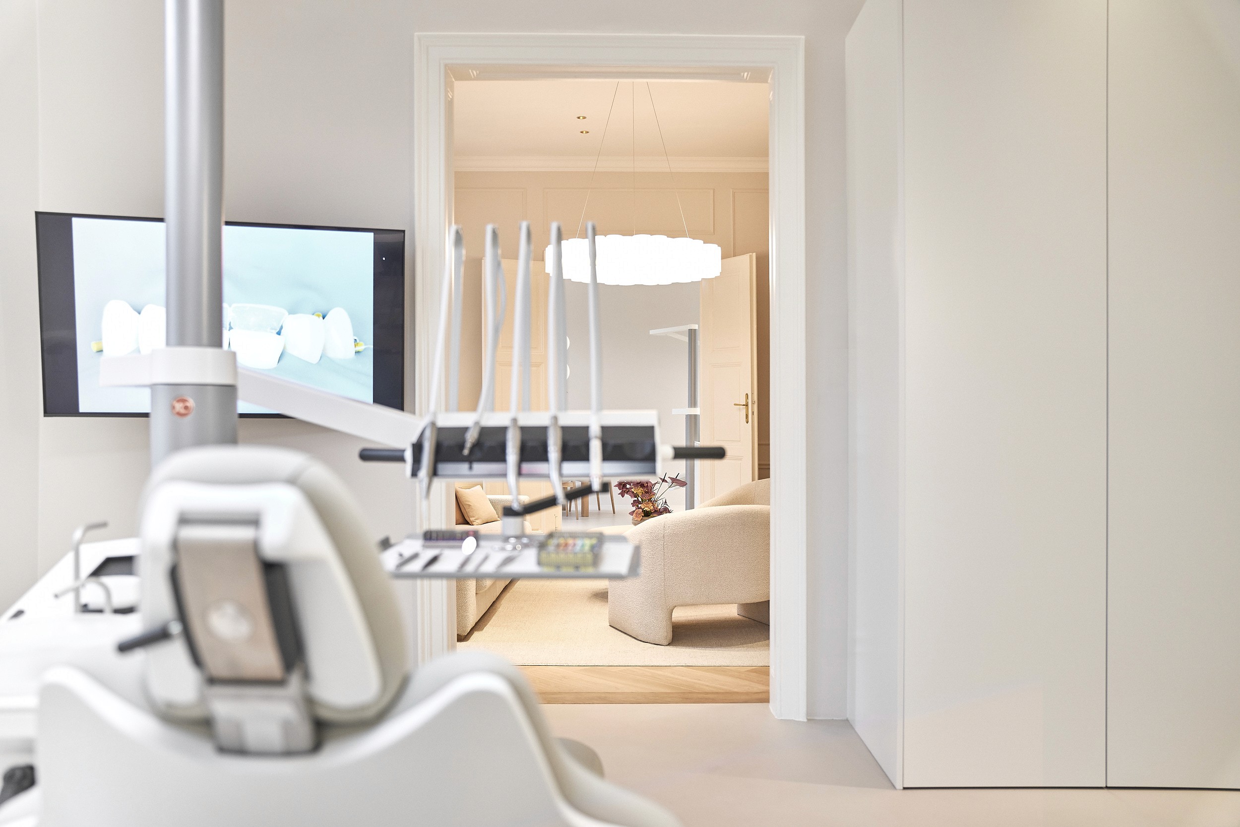 Moderne Zahnarztpraxis mit Behandlungsstuhl und Bildschirm