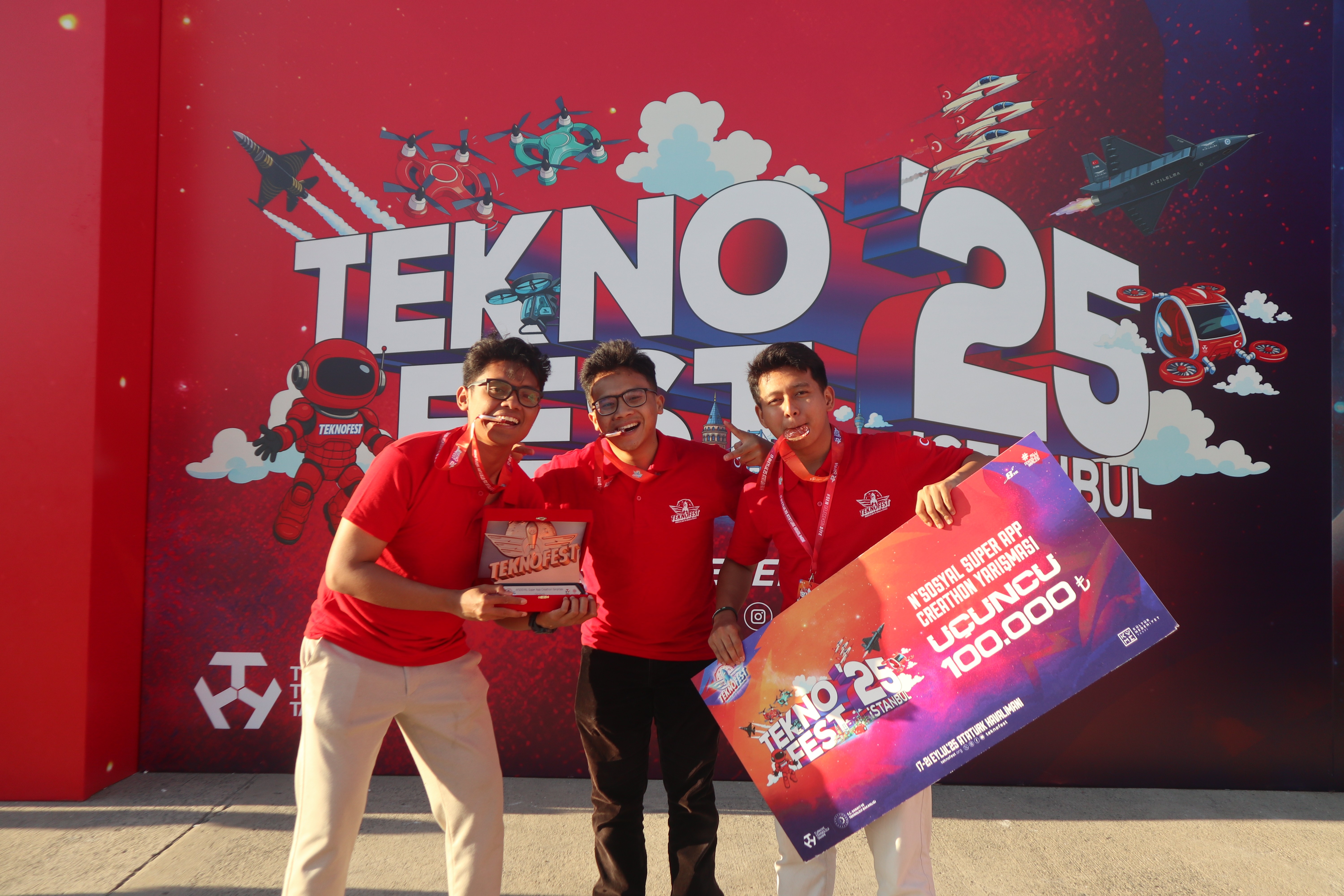 [IMAGE — PHOTO: award ceremony / receiving the award / team with the result]