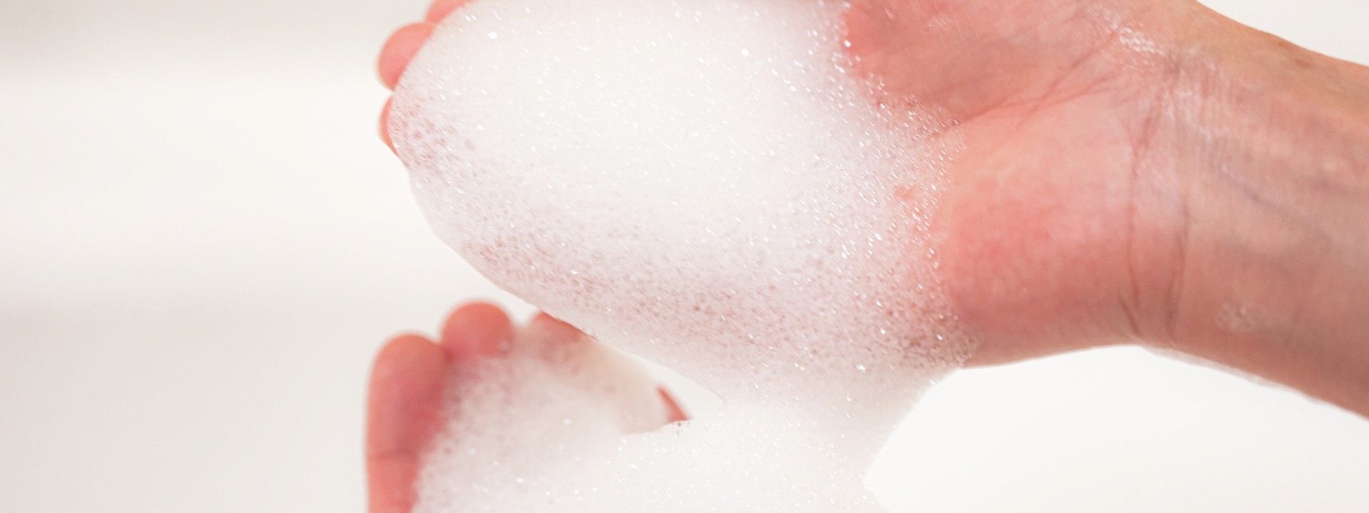 シャンプーと両手の画像