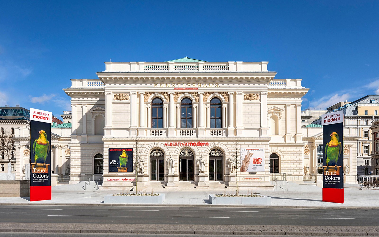 Ingresso al museo ALBERTINA MODERN a Vienna con vivaci striscioni d'arte.