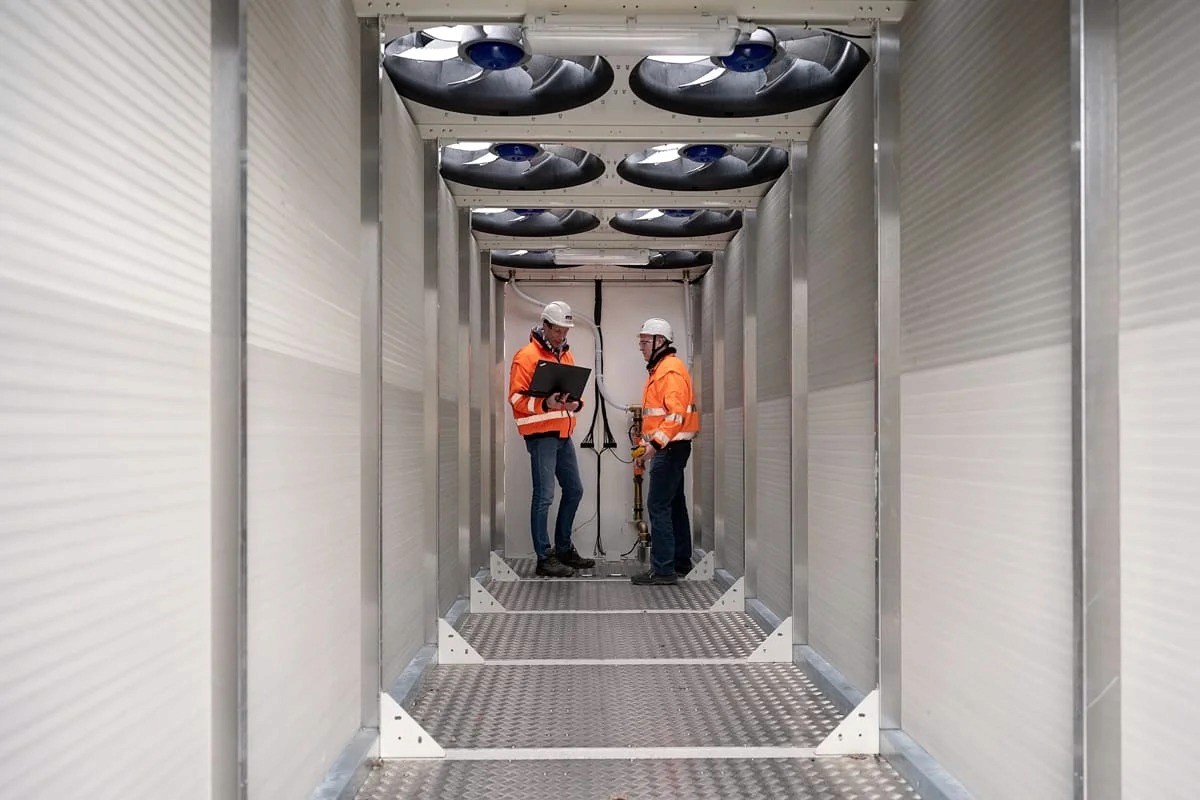 Couloir technique industriel avec deux ingénieurs — photographie infrastructure Lille | Anteale Yann Manac’h 2025