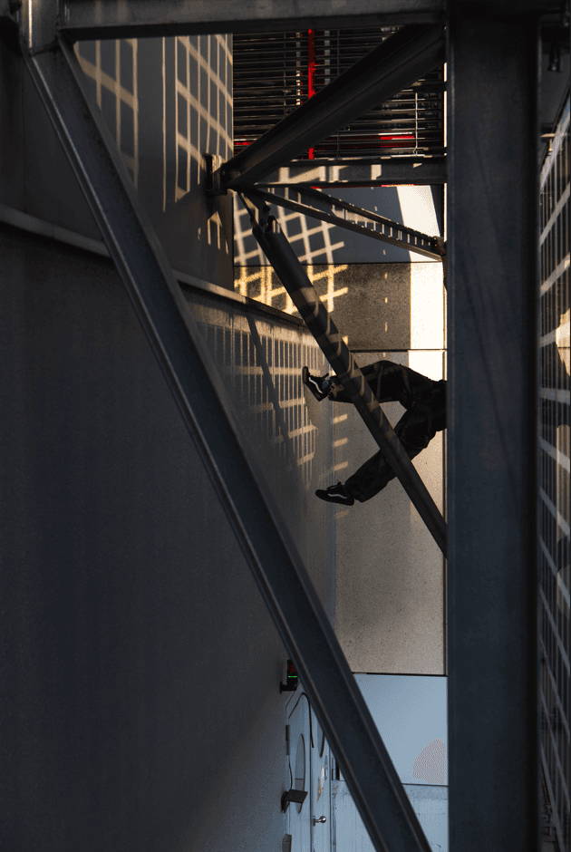 architecture avec les jambes de quelqu'un