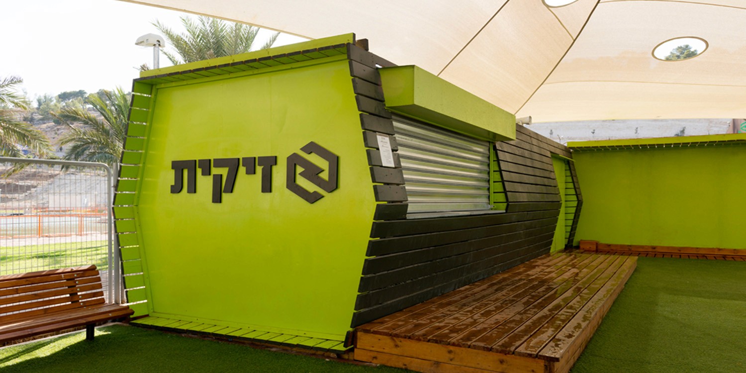 טרקלין עבודה פתוח בעיצוב מודרני עם ריהוט מינימליסטי וחיפויי תקרה דקורטיביים