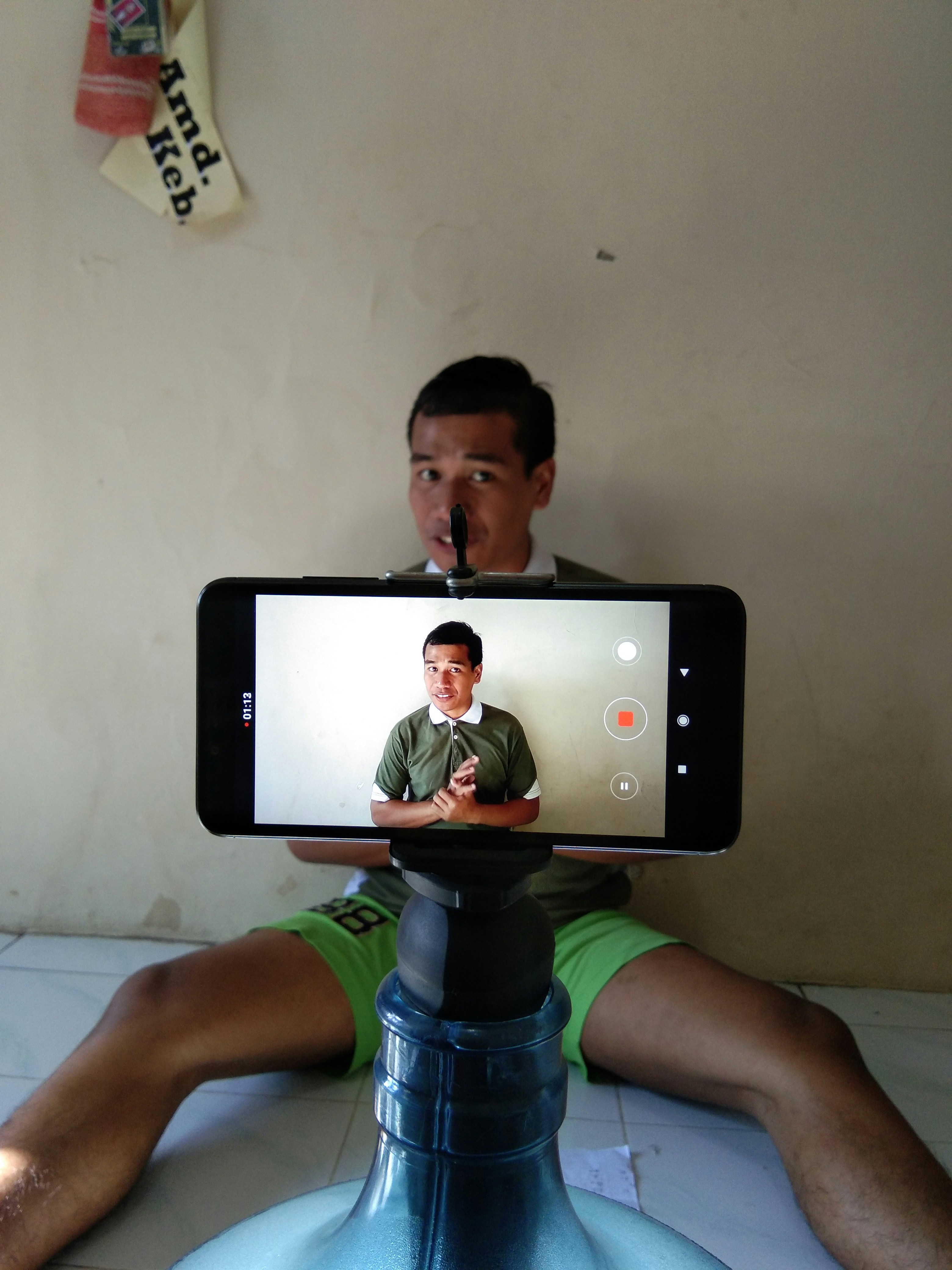 black Android smartphoen