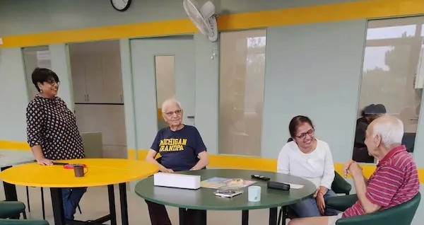 Elder man with knee pain. Knee pain can be treated by physiotherapy and exercise at Aamra Seniors Club Gurugram