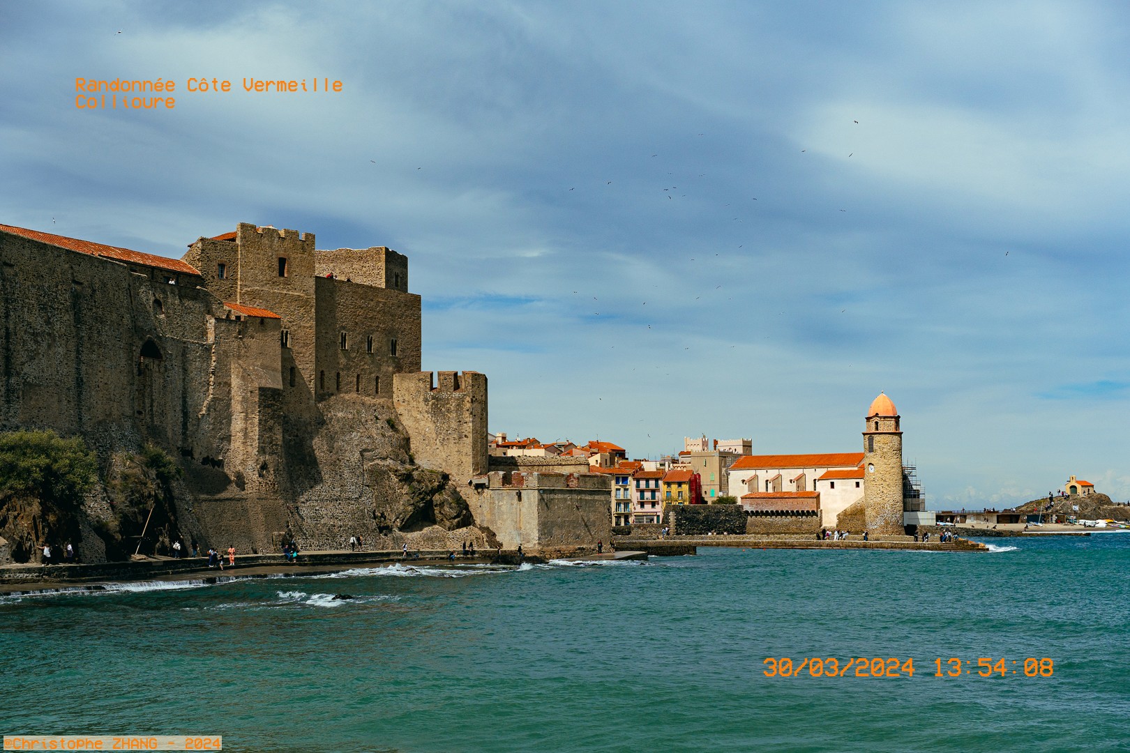 Le château de Collioure surplombant la mer avec le clocher emblématique en arrière-plan.