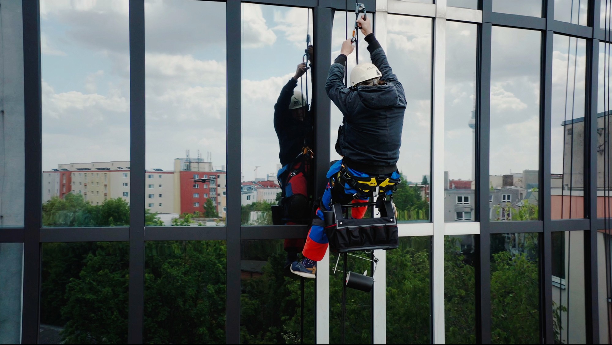 Ein Monteur arbeitet an einer Fensterscheibe