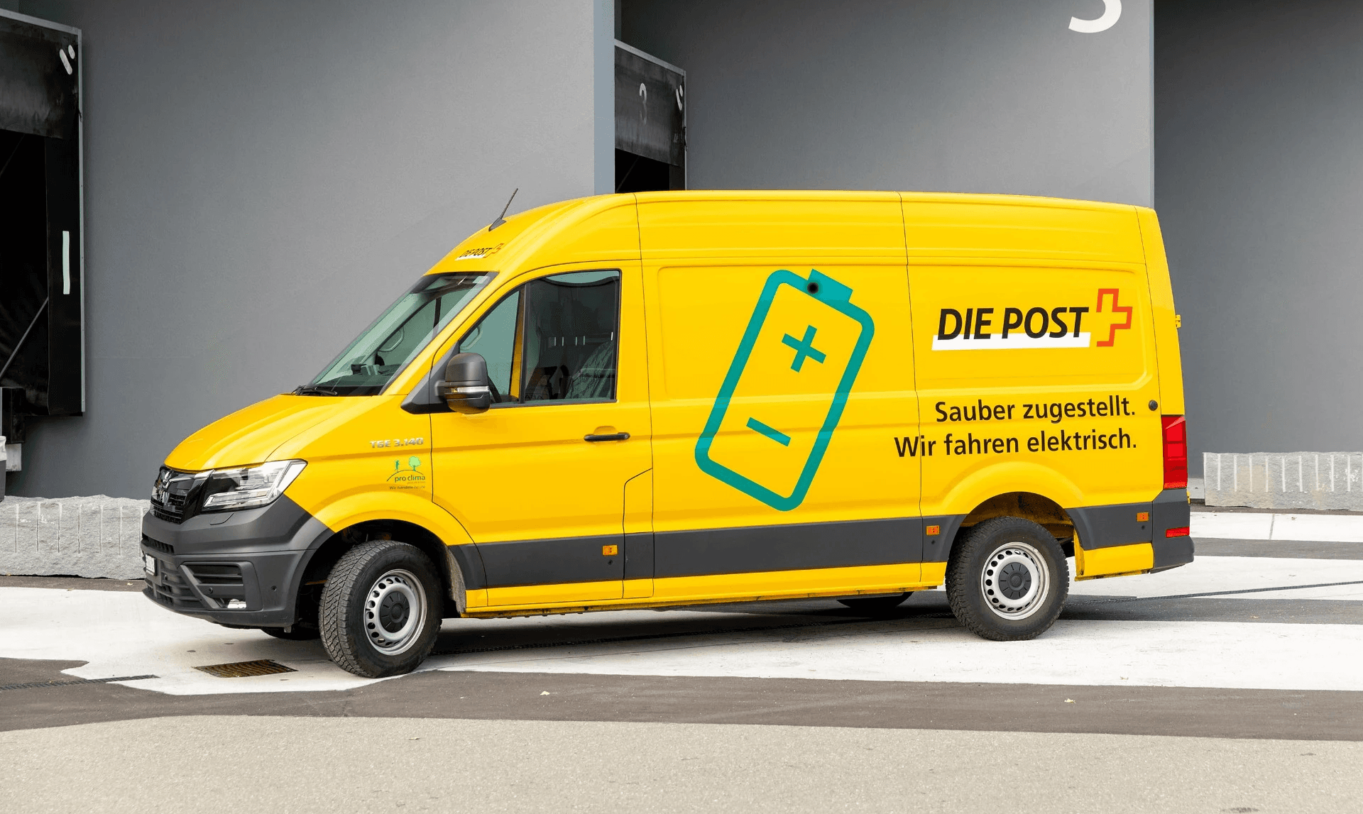 Fourgonne de livraison électrique de La Poste avec le slogan "Livré proprement. Nous roulons électriquement", représentant l'engagement de La Poste suisse envers une logistique durable et la réduction des émissions grâce à la mobilité électrique.