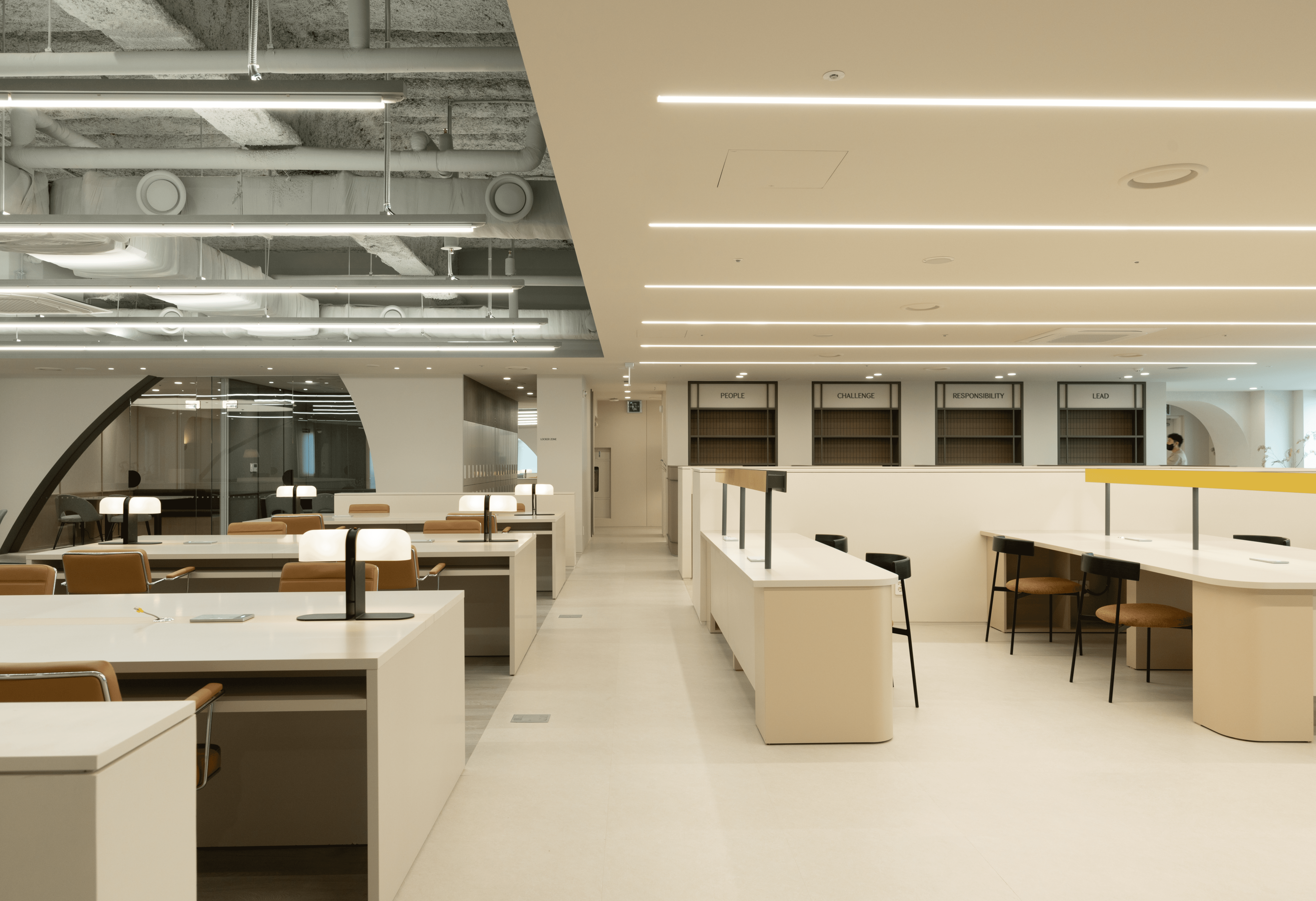 노출 천장과 석고 천장으로 무드를 다르게 설계한 스타법무법인 오피스의 사무공간