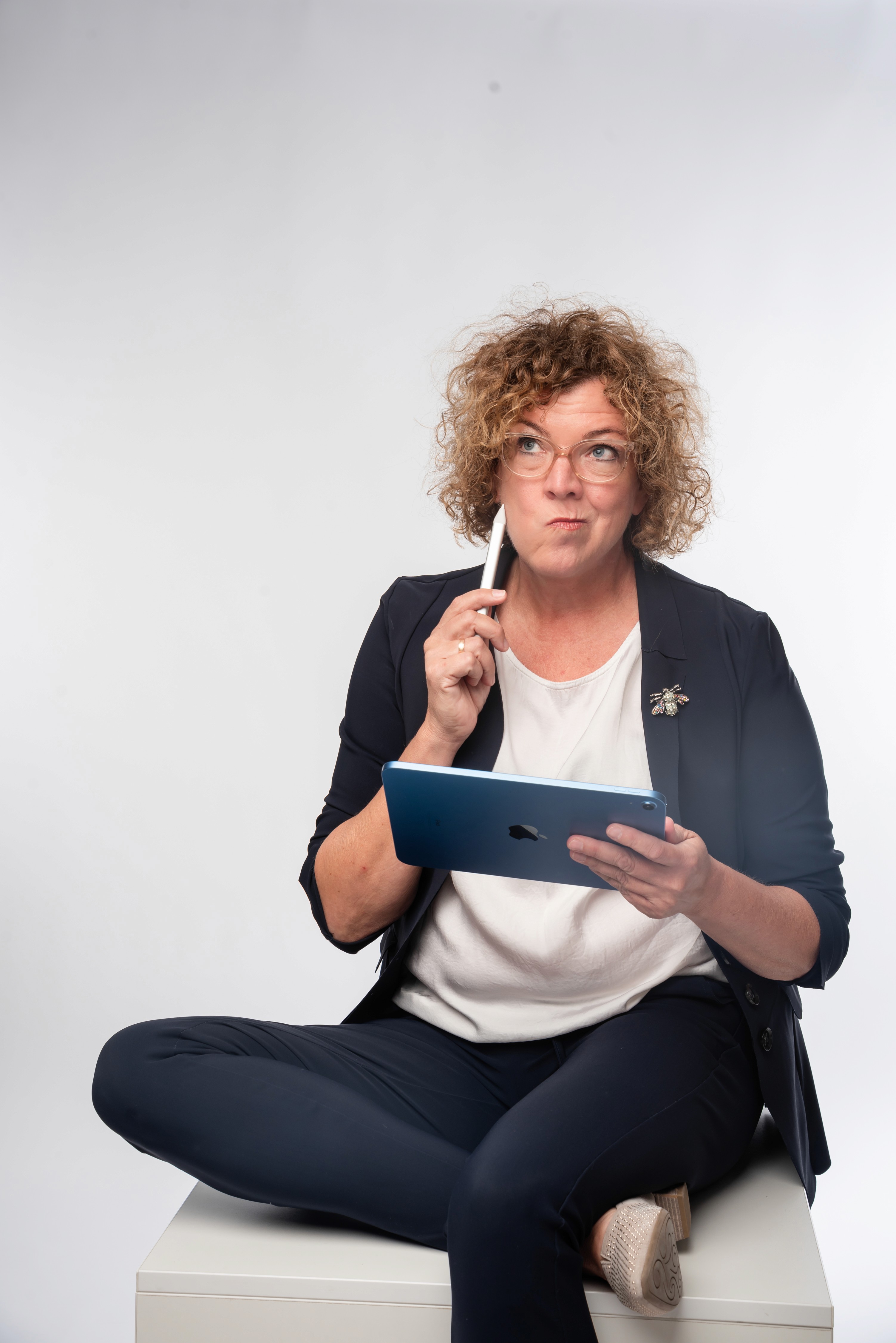 Bild von Bergit Mertens, einer professionellen Person in einem geschäftlichen Umfeld, mit einem freundlichen Lächeln.