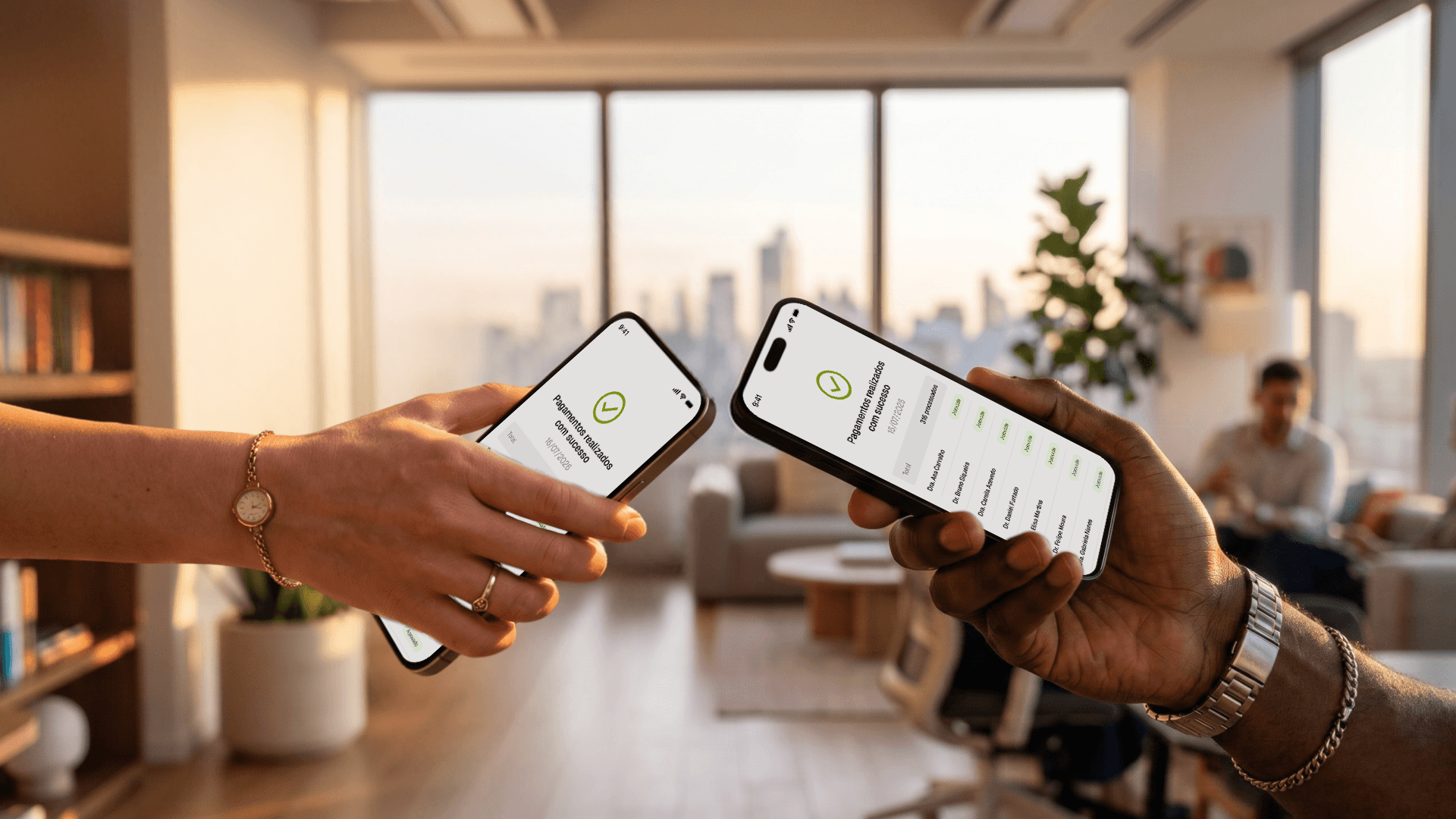 Mão segurando celular com app financeiro