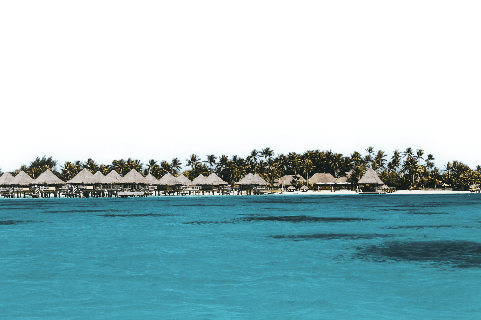 Blick auf Bungalows über türkisblauem Wasser mit Palmen im Hintergrund, Urlaubsziel.