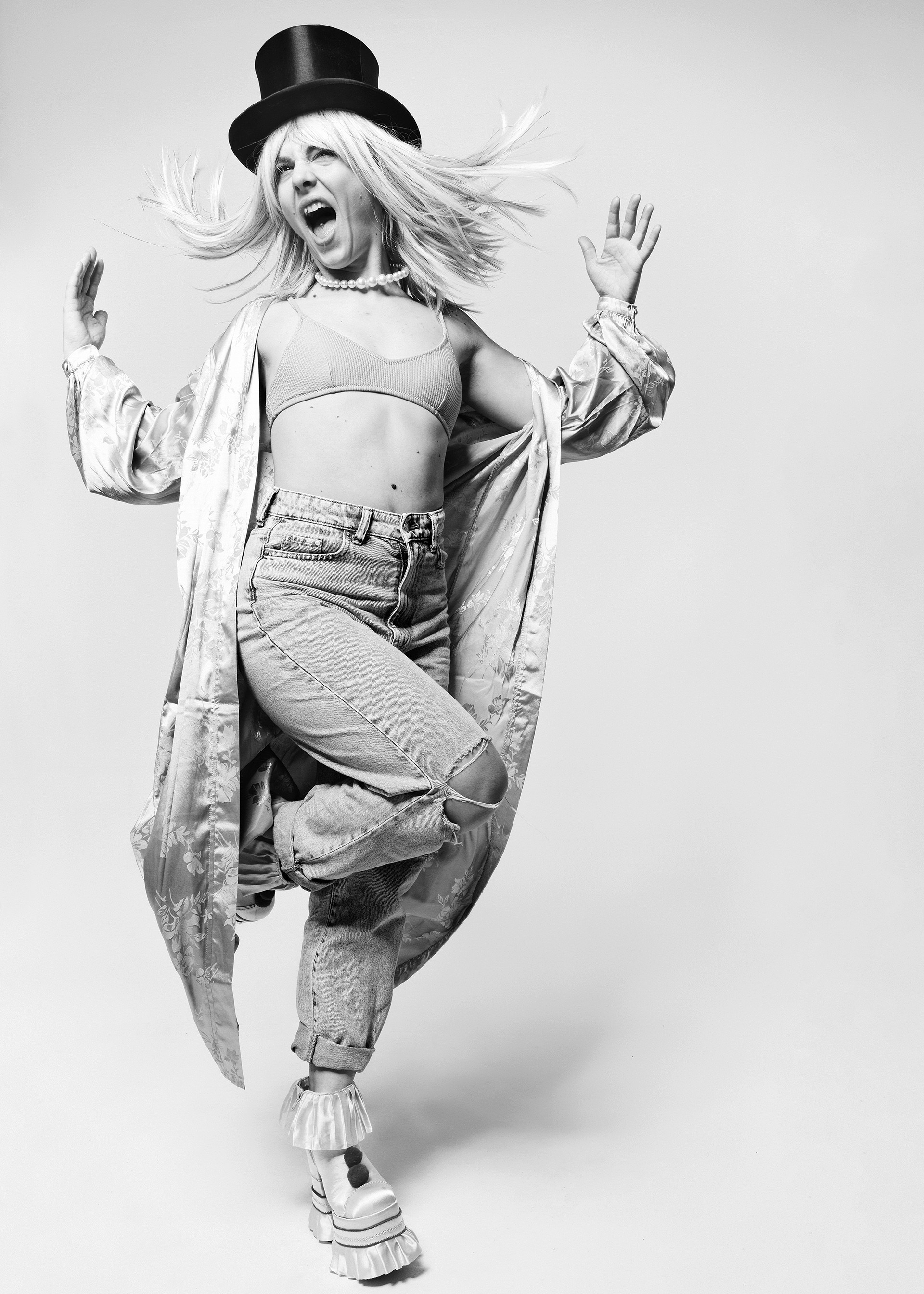 Posierende Frau, die einen Zylinder trägt