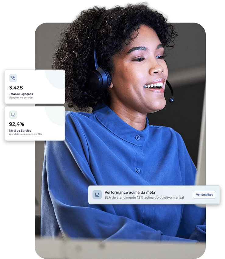 Profissional de Service Desk da FindUP com headset realizando atendimento de suporte de TI