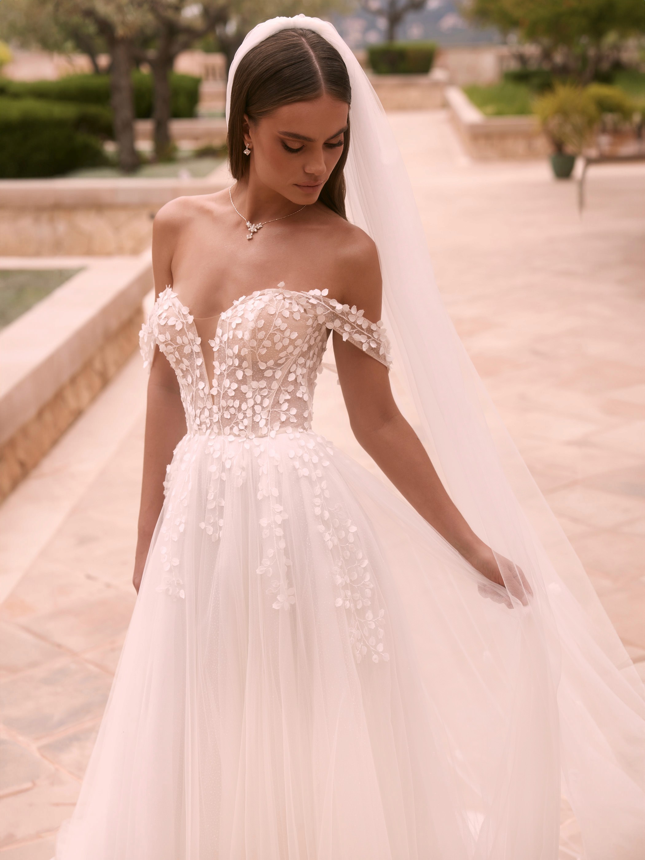 Hochzeitskleid im Off-Shoulder Stil mit Carmen-Ausschnitt