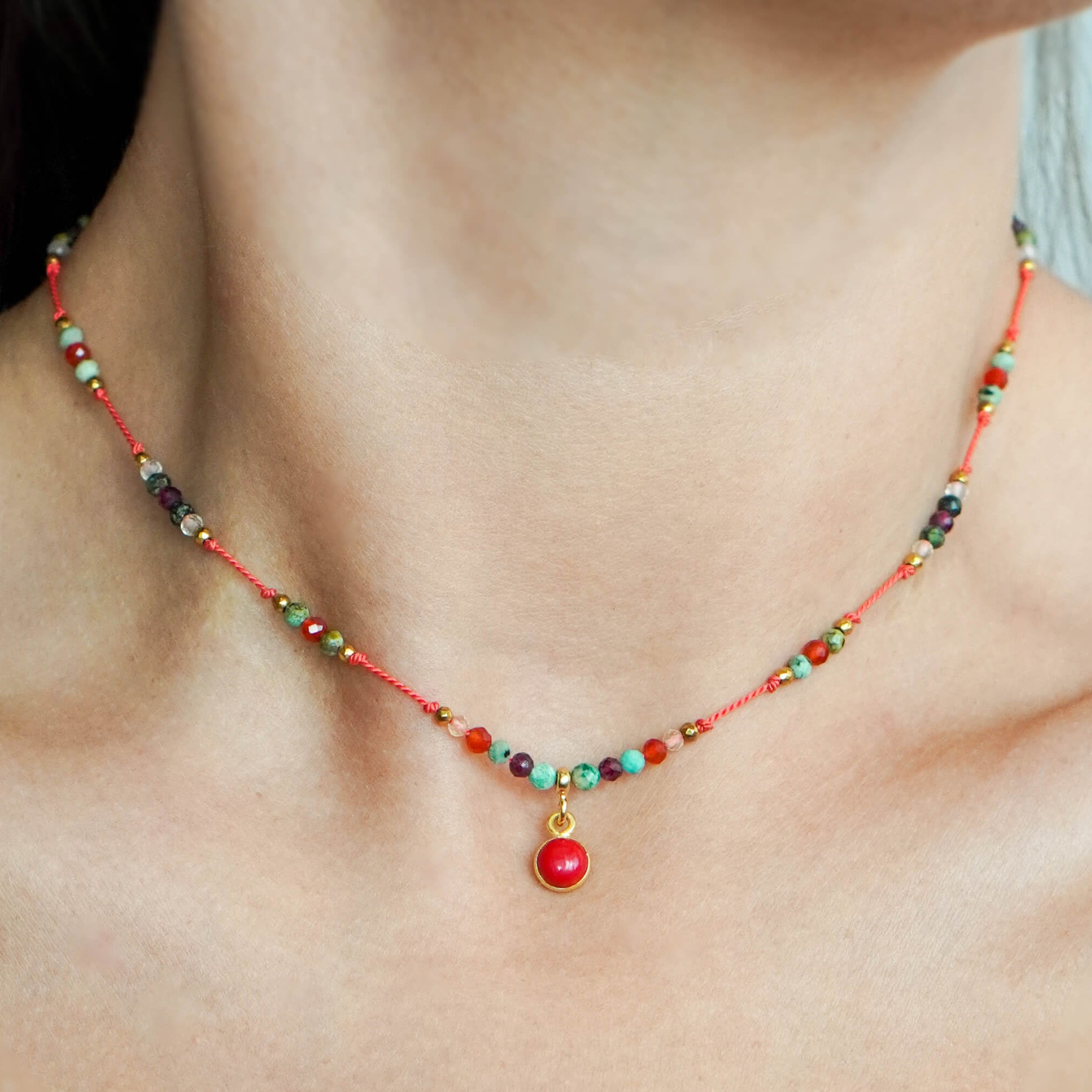 Delikatny naszyjnik na sznureczku czerwony turkusowy niebieski