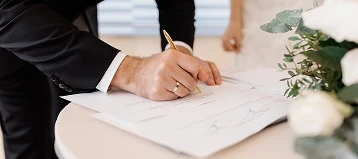 Homme en train de signer un contrat de mariage.