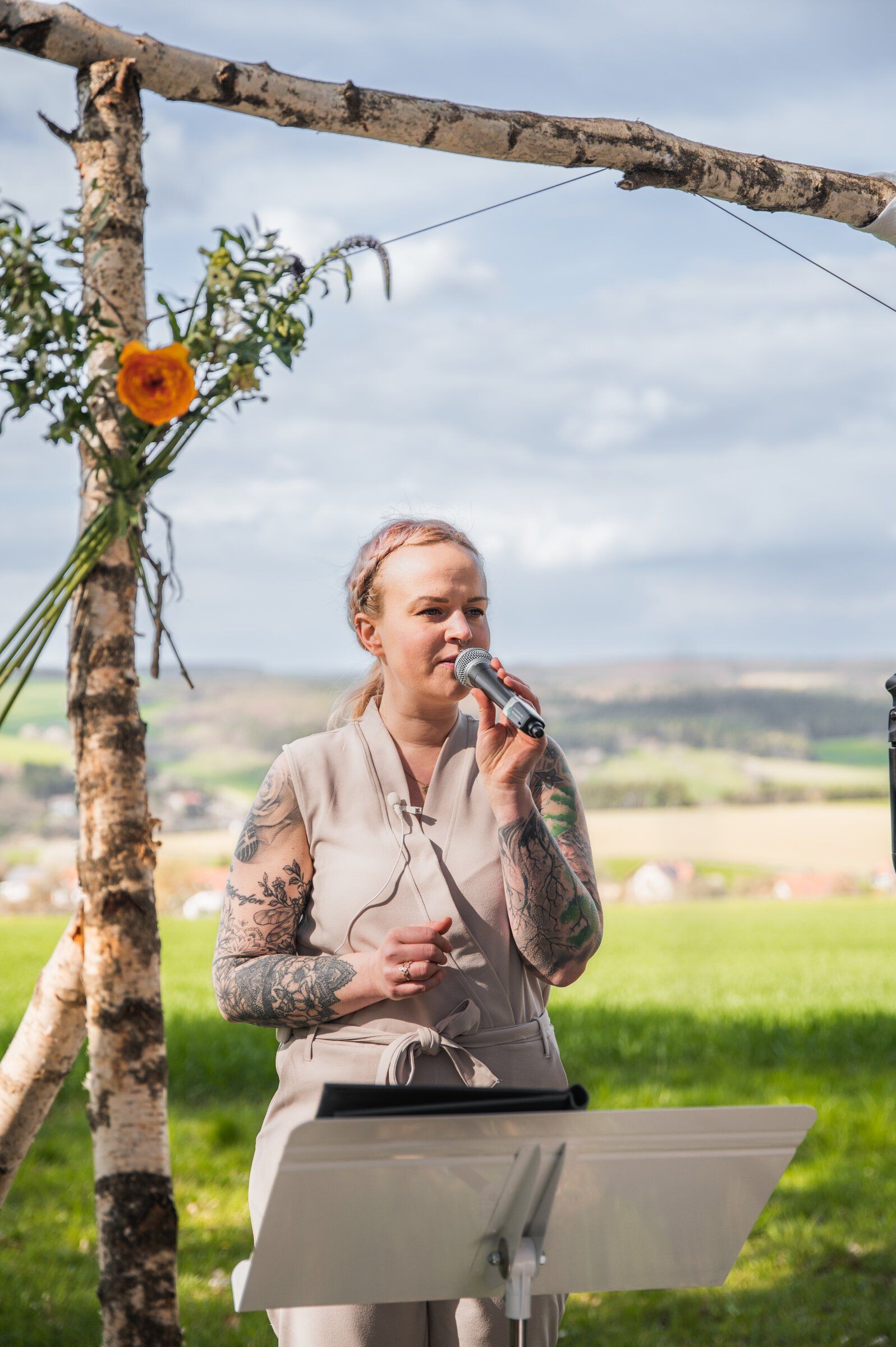 Professionelle Eventsängerin Denise Naser bei der musikalischen Begleitung einer Hochzeit mit über 15 Jahren Erfahrung.