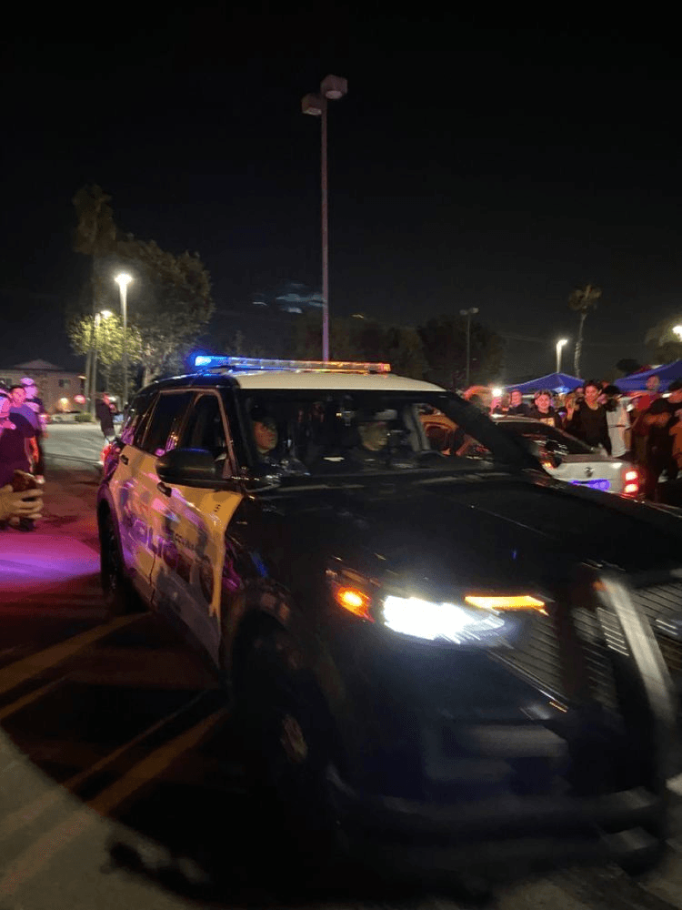 Gece ışıkları açık polis aracı