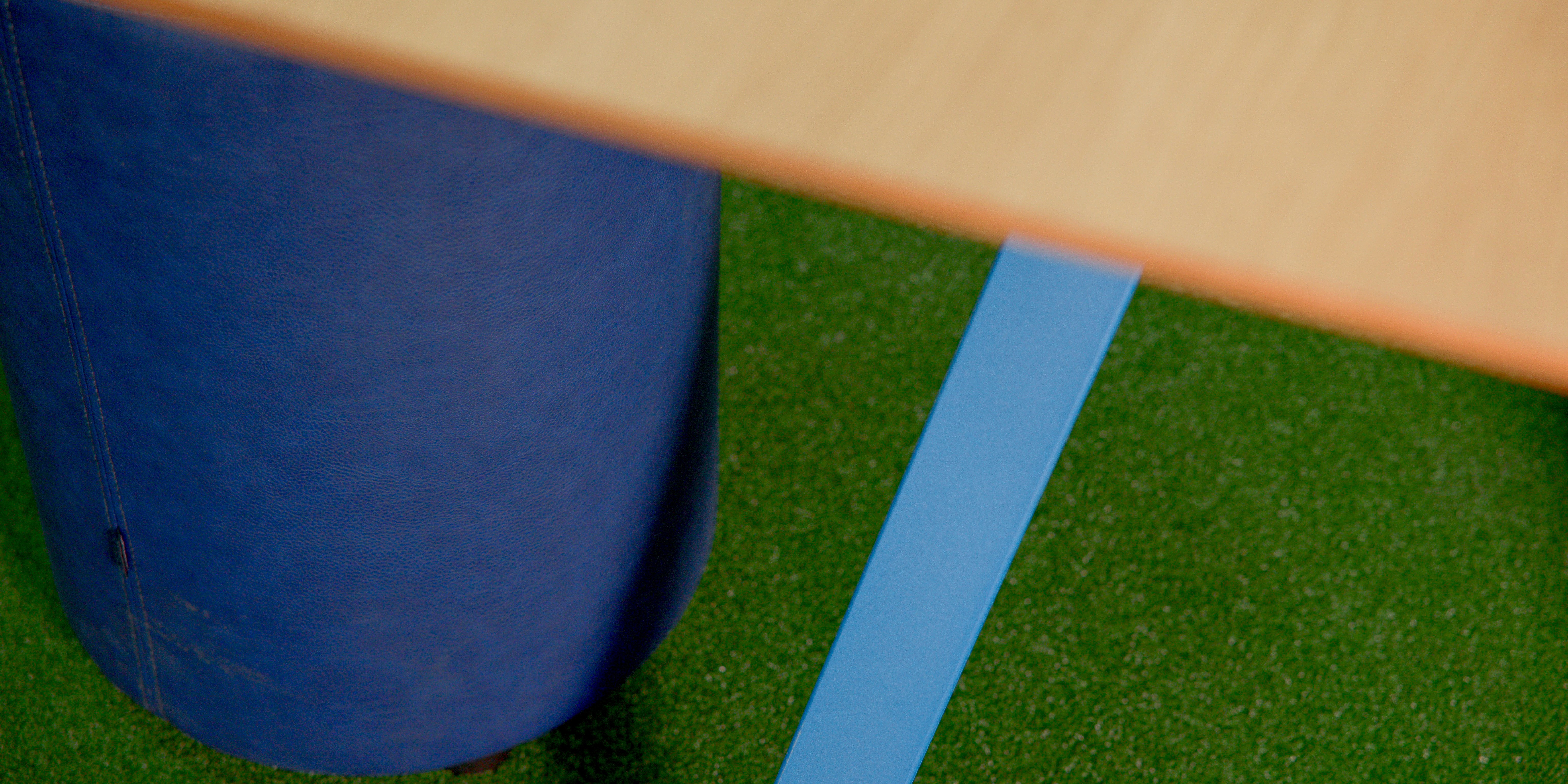 Detail van blauwe stoffering en kunstgras vloermat in clubkleuren Oostendorp Nederland, DSN Workspace Solutions