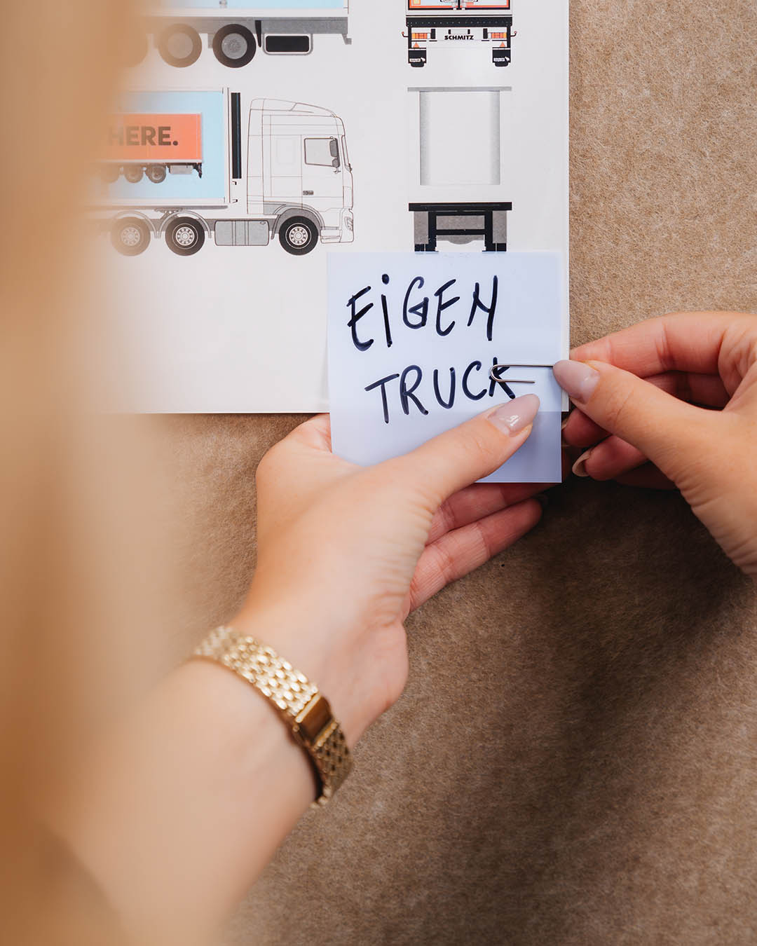 hand die een post it die met de tekst 'eigen truck' opplakt