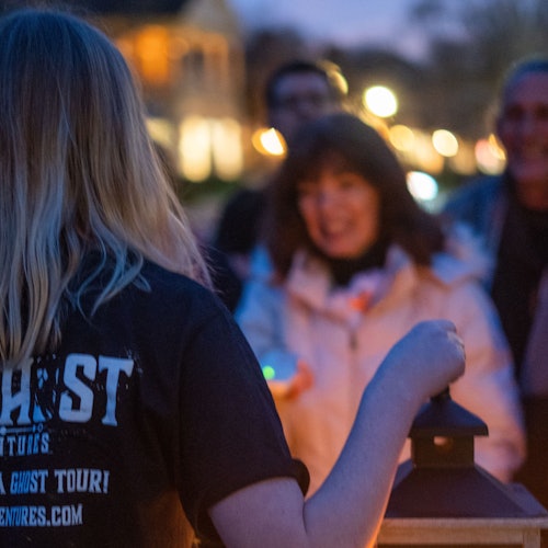 导游向我们的游客分享鬼故事。