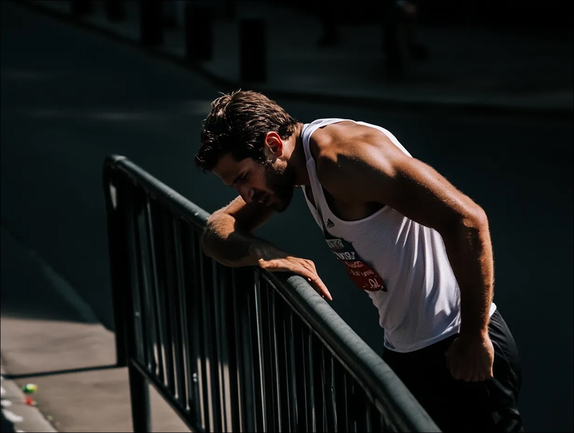 Manu, hombre cansado después de correr una maratón