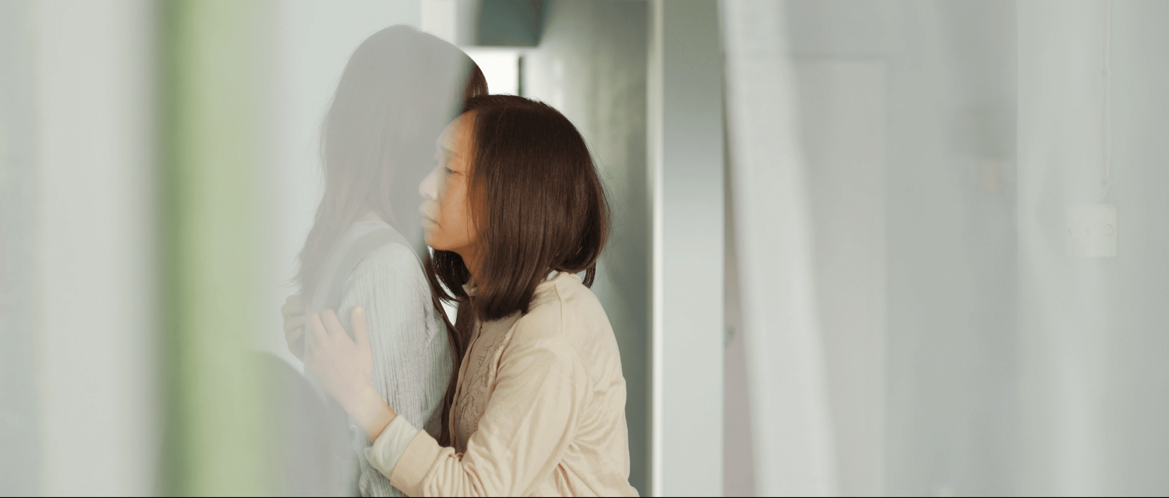 alice hugging her dead mother after she travel back time