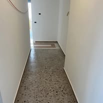 corridoio con nuvi pavimenti e pareti rasate