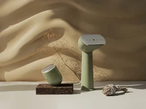 Dans le lookbook de la marque Danoise Another Aspect, le mannequin porte un costume gris et une chemise blanche